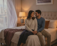 Casal cúmplice e sorridente na cama — primeira vez com confiança, conversa e sem dor