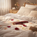 Merlot na cama com pétalas
